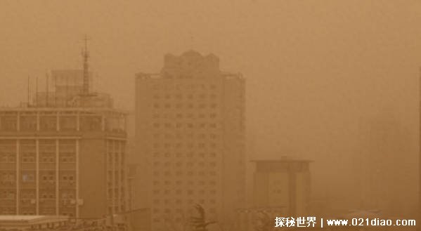 新疆特强沙尘暴：天空赤橙像异世界 沙尘暴带来的危害