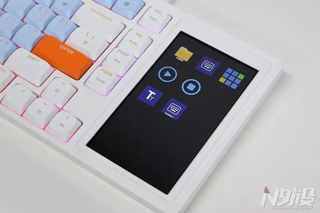 既是键盘也是Stream Deck! 黑爵AKP815触屏机械键盘上手体验测评