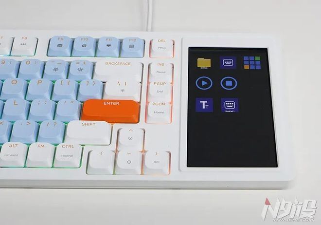 既是键盘也是Stream Deck! 黑爵AKP815触屏机械键盘上手体验测评