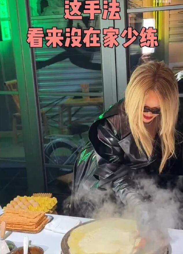 蕾哈娜在上海摊煎饼