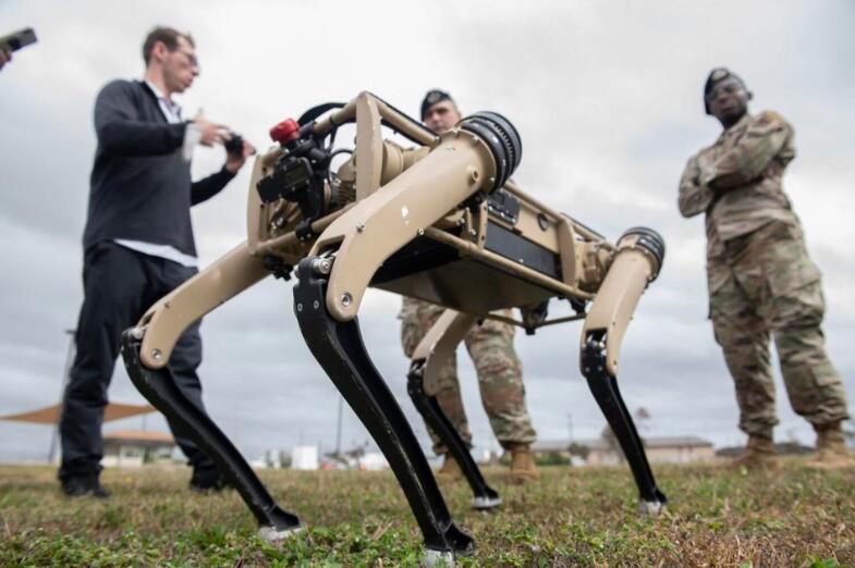 美国国会不满解放军部署“机器狗”