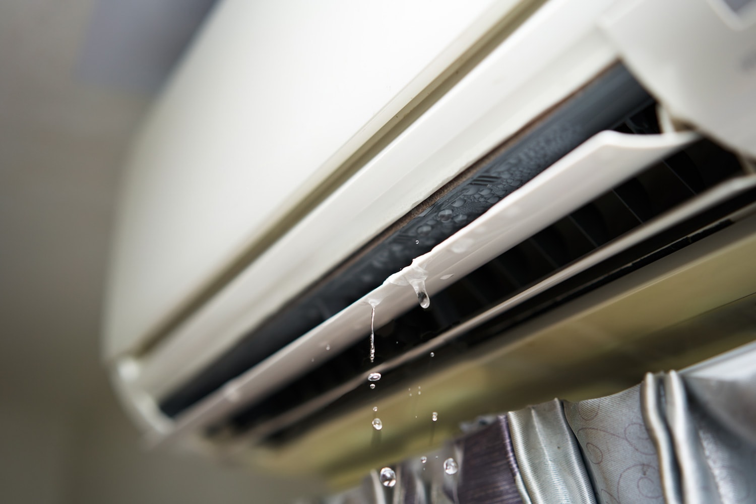 空调内机漏水 air conditioner has a water leaking