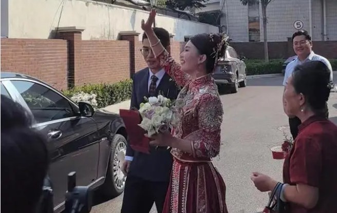 新人结婚获对面学校学生大声祝福