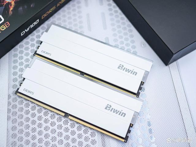 轻松8400MHz! 佰维DW100时空行者DDR5 6800 RGB 32GB套装测评