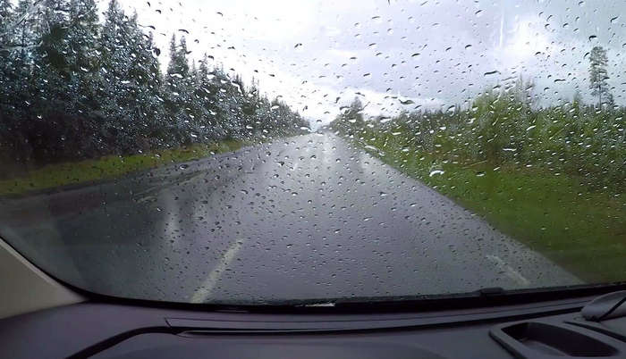 下雨天上高速要注意什么(下雨天上高速要开什么灯)