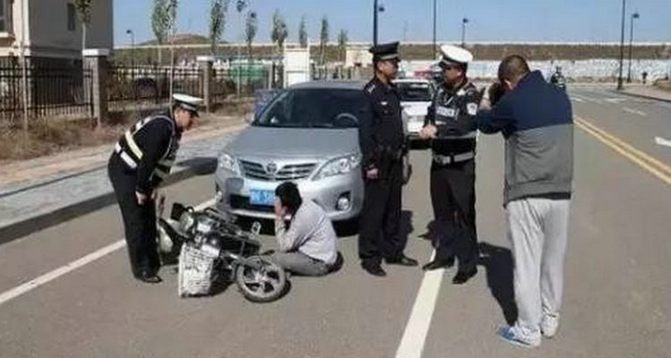 脱审车辆上路发生事故怎么办(脱审的车上路会报警吗)