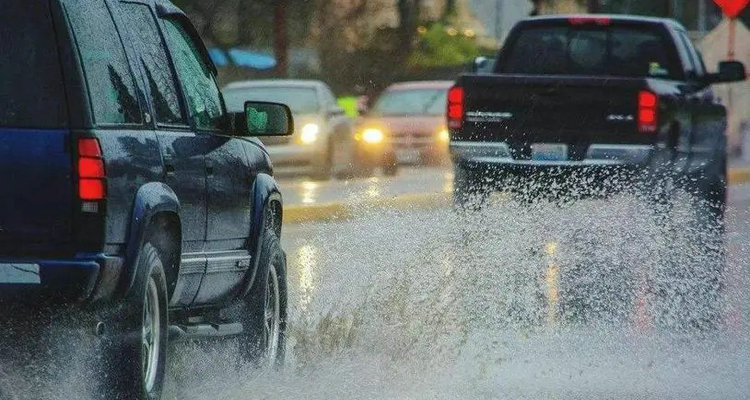 车窗没关好下雨天进水了怎么办(车窗没关好下雨钥匙不灵了)