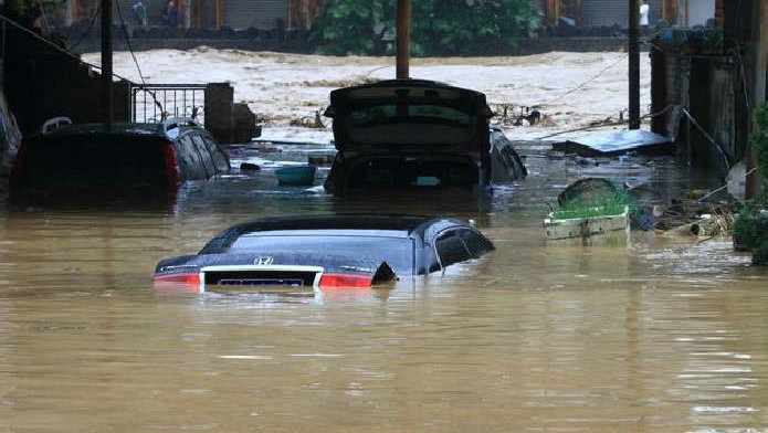 下雨天车被水淹了怎么办(下雨天车被水淹没了 发动机没换怎么办)