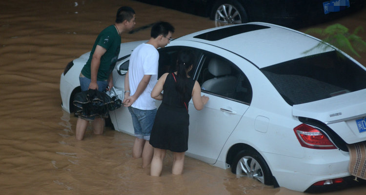 车子涉水保险赔不赔(车子涉水保险公司赔吗)