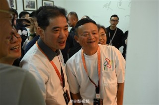 马云现身阿里巴巴总部湖畔小屋，透露公司未来规划并展示风清扬工牌标识