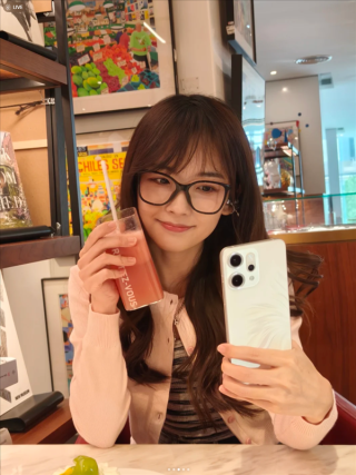 王冰冰手持OPPO Reno14人鱼姬配色自拍，梦幻颜值闪耀登场