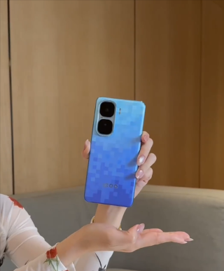 iQOO Neo10 Pro+新配色亮相，与宝马合作致敬像素游戏文化独家首曝