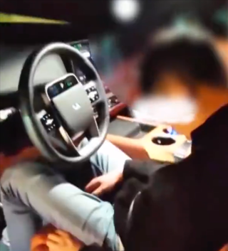 男子酒后高速上熟睡使用自动驾驶功能，将面临驾照吊销及刑事追责