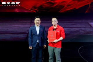 周鸿祎亮相上海车展，喜提新车BJ40增程赤兔版
