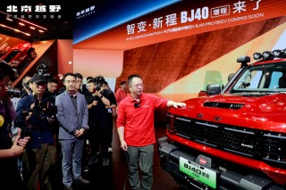 周鸿祎亮相上海车展，喜提新车BJ40增程赤兔版
