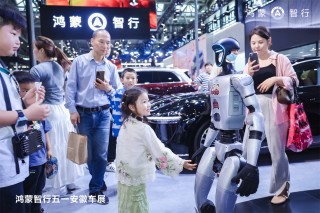 华为鸿蒙智行亮相安徽五一车展，问界M8首度惊艳亮相车展