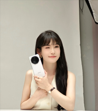 美女产品经理晒魅族Note 16定妆照，纯白机身设计亮眼，八边形镜头瞩目