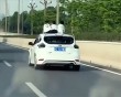宜宾交警对危险行为车主从严处罚，三名男童坐行驶汽车天窗处引发关注
