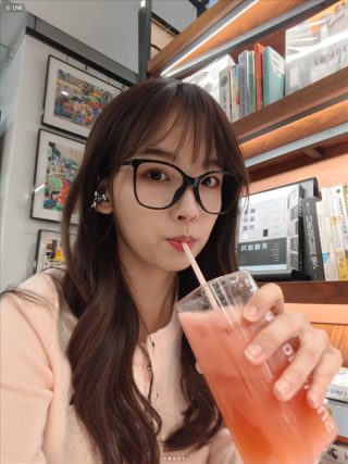 王冰冰手持OPPO Reno14人鱼姬配色自拍，梦幻颜值闪耀登场