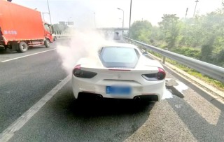 北京法拉利行驶中突发故障冒白烟