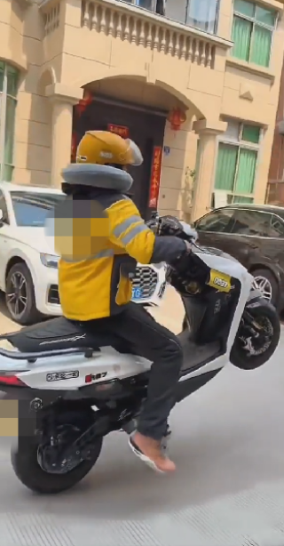 小伙改装电动自行车，时速达130公里，花费仅1.9万元