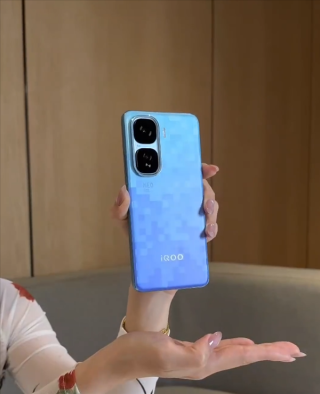 iQOO Neo10 Pro+新配色亮相，与宝马合作致敬像素游戏文化独家首曝