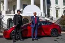 特朗普新座驾揭晓，自费购买红色Model S，颜值与实力并存！