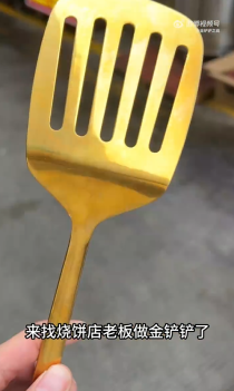河南老板创意制作铲子造型烧饼，金铲铲装备再现，顾客争相品尝