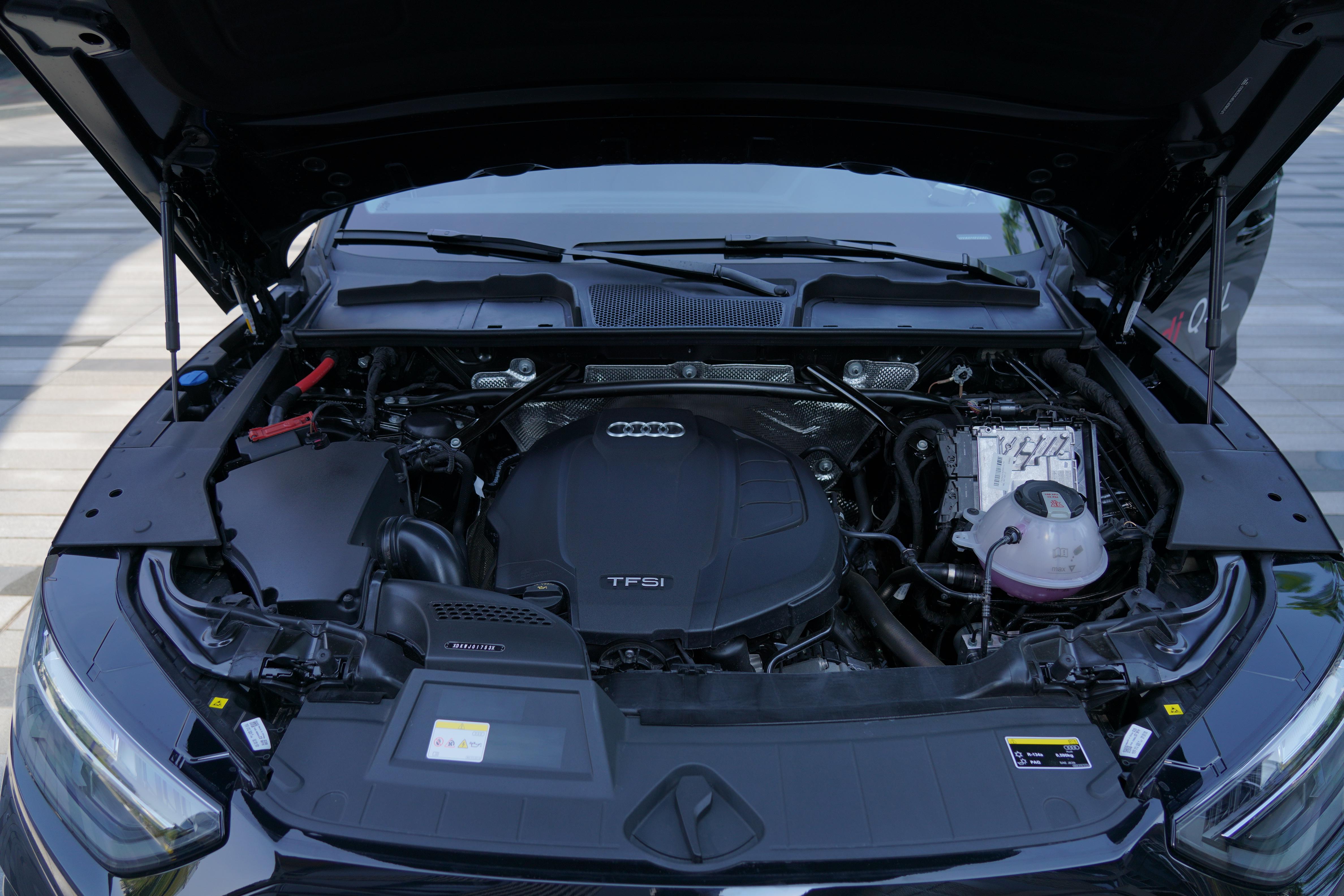 问界M8挑战奥迪Q5L，矩阵LED与预碰撞系统展现安全对决