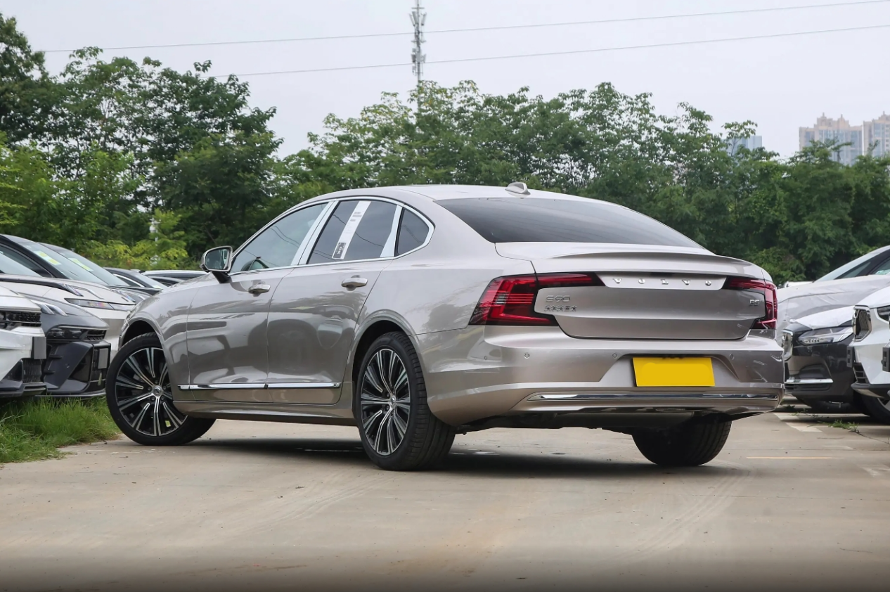 沃尔沃S90大降价，入门价低至27.9万，搭载强劲动力，家用首选！